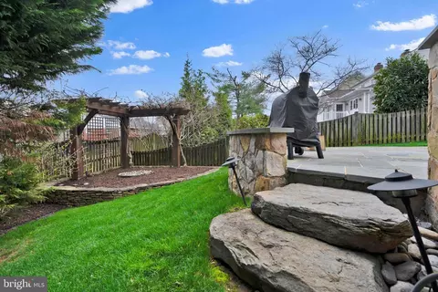 Exterior - 1502 Chain Bridge Ct, Mclean, VA 22101 photo 11 of 20