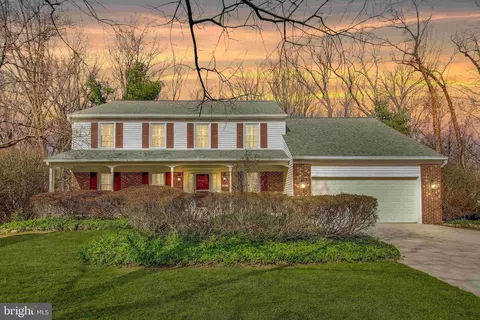 9321 Hobart Ct, Fairfax, VA 22032
