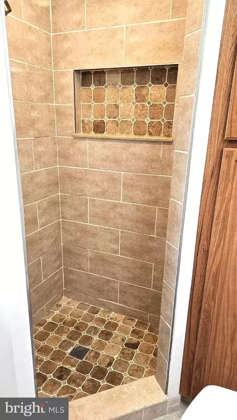 Bath - 6809 Ruskin St, Springfield, VA 22150 photo 6 of 8