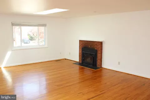 Living - 6809 Ruskin St, Springfield, VA 22150 photo 3 of 4