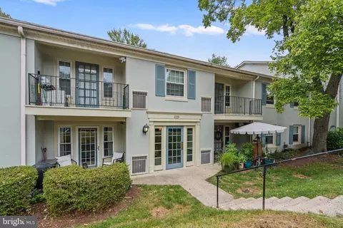 8360 Dunham Ct # B, Springfield, VA 22152