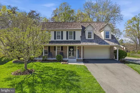 8006 Oak Hollow Ln, Fairfax Station, VA 22039