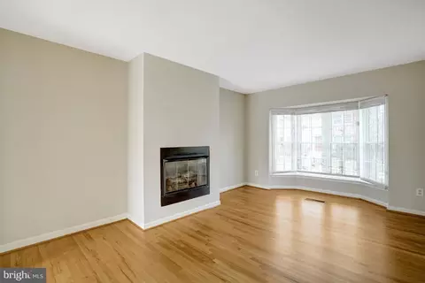 Living - 8523 Lakinhurst Ln, Springfield, VA 22152 photo 4 of 9