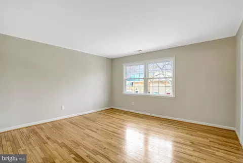 Living - 8523 Lakinhurst Ln, Springfield, VA 22152 photo 6 of 9