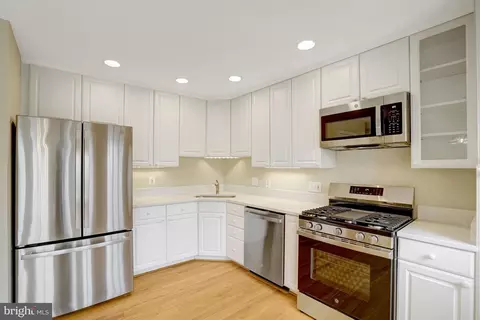 Kitchen - 8523 Lakinhurst Ln, Springfield, VA 22152 photo 2 of 5