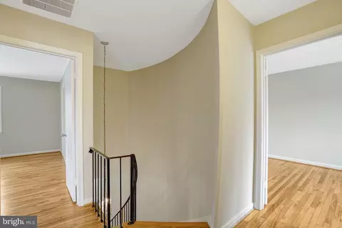 Entry Way - 8523 Lakinhurst Ln, Springfield, VA 22152 photo 4 of 5
