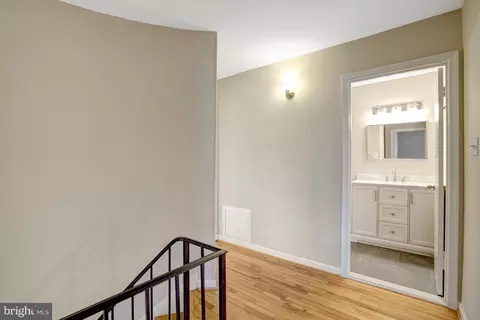 Entry Way - 8523 Lakinhurst Ln, Springfield, VA 22152 photo 5 of 5