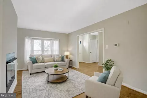Living - 8523 Lakinhurst Ln, Springfield, VA 22152 photo 3 of 9