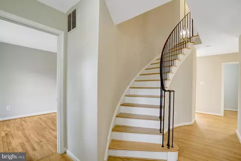 Entry Way - 8523 Lakinhurst Ln, Springfield, VA 22152 photo 3 of 5