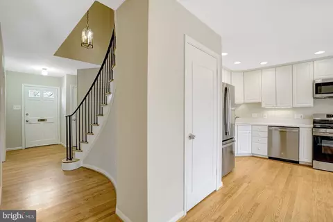 Entry Way - 8523 Lakinhurst Ln, Springfield, VA 22152 photo 2 of 5