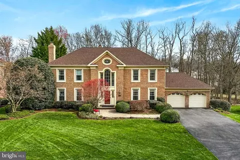 9527 Crosspointe Dr, Fairfax Station, VA 22039