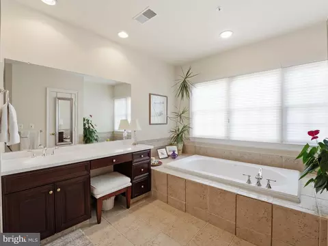 Bath - 1467 Evans Farm Dr, Mclean, VA 22101 photo 2 of 5