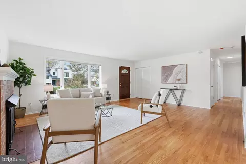 Living - 8110 Carrick Ln, Springfield, VA 22151 photo 5 of 7