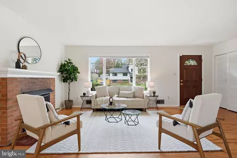 Living - 8110 Carrick Ln, Springfield, VA 22151 photo 3 of 7