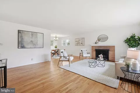 Living - 8110 Carrick Ln, Springfield, VA 22151 photo 2 of 7