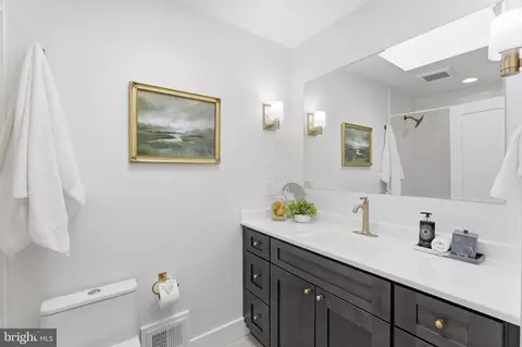 Bath - 8615 Kerry Ln, Springfield, VA 22152 photo 4 of 9