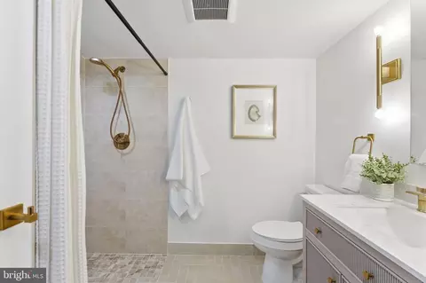 Bath - 8615 Kerry Ln, Springfield, VA 22152 photo 8 of 9