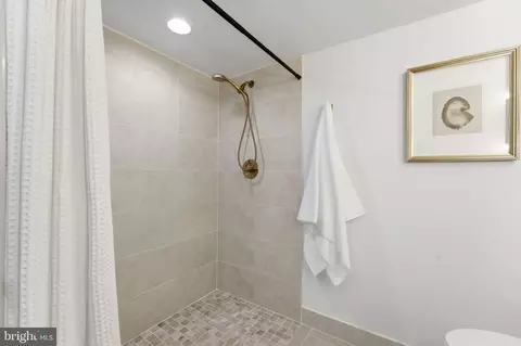Bath - 8615 Kerry Ln, Springfield, VA 22152 photo 9 of 9