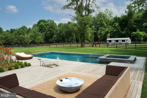 11748 Thomas Ave, Great Falls, VA 22066