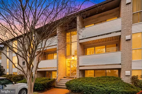 5606 Bloomfield Dr #104, Alexandria, VA 22312
