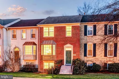 4261 Fox Lake Dr, Fairfax, VA 22033
