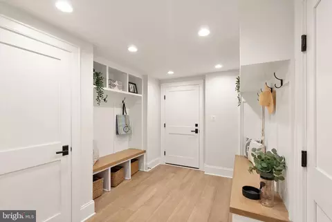 Entry Way - 5850 Upton St, Mclean, VA 22101 photo 16 of 18