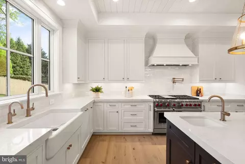 Kitchen - 5850 Upton St, Mclean, VA 22101 photo 5 of 7