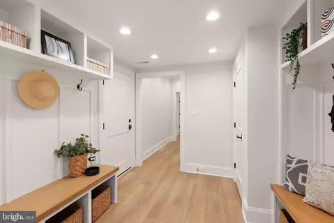 Entry Way - 5850 Upton St, Mclean, VA 22101 photo 17 of 18