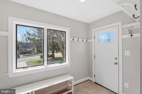 Entry Way - 8806 Cromwell Dr, Springfield, VA 22151 photo 3 of 4