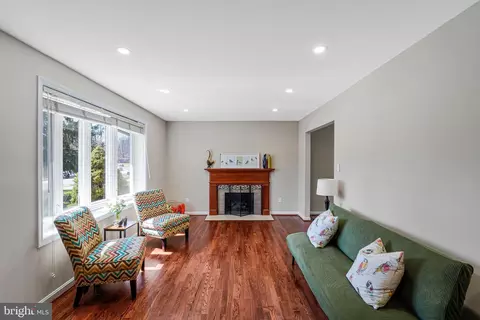 Living - 8806 Cromwell Dr, Springfield, VA 22151 photo 2 of 3