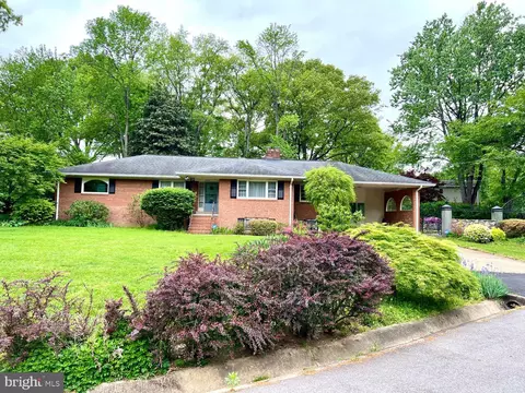 8904 Bridgehaven Ct, Alexandria, VA 22308