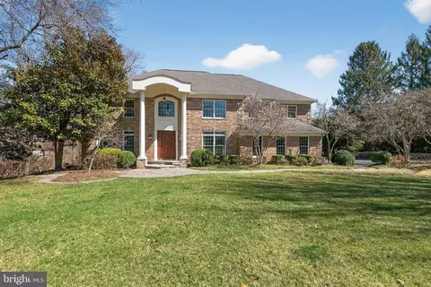 Exterior - 9012 A Old Dominion Dr, Mclean, VA 22102 photo 1 of 19