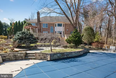 Exterior - 9012 A Old Dominion Dr, Mclean, VA 22102 photo 11 of 19