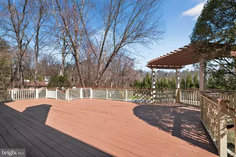 Exterior - 9012 A Old Dominion Dr, Mclean, VA 22102 photo 6 of 19
