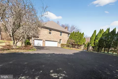 Exterior - 9012 A Old Dominion Dr, Mclean, VA 22102 photo 3 of 19