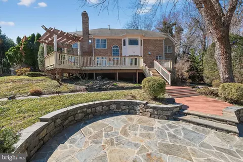 Exterior - 9012 A Old Dominion Dr, Mclean, VA 22102 photo 10 of 19