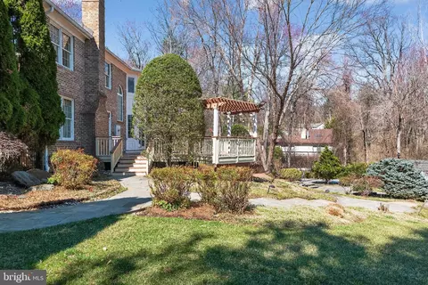 Exterior - 9012 A Old Dominion Dr, Mclean, VA 22102 photo 4 of 19