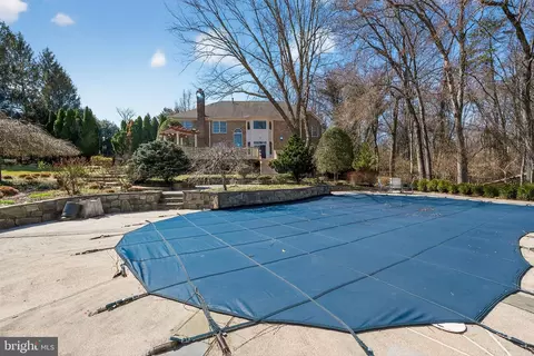 Exterior - 9012 A Old Dominion Dr, Mclean, VA 22102 photo 12 of 19