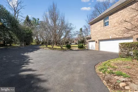 Exterior - 9012 A Old Dominion Dr, Mclean, VA 22102 photo 2 of 19