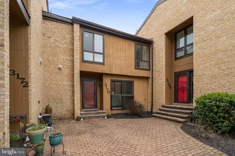 3170 Readsborough Ct, Fairfax, VA 22031