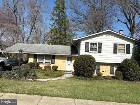 210 Courthouse Cir SW, Vienna, VA 22180