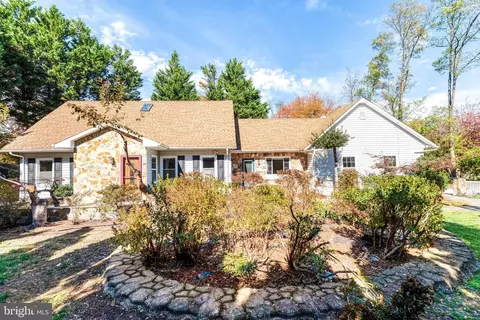 9720 Five Oaks Rd, Fairfax, VA 22031