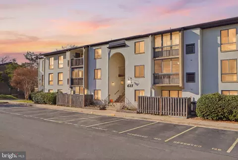 611 Center St #101, Herndon, VA 20170