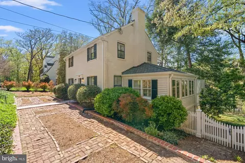 6032 Grove Dr, Alexandria, VA 22307