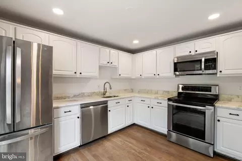 3050 Silent Valley Dr, Fairfax, VA 22031
