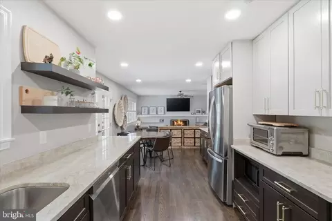 Kitchen - 5208 Ruffner Woods Ct, Burke, VA 22015 photo 3 of 4