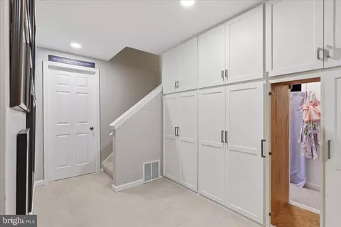 Entry Way - 5208 Ruffner Woods Ct, Burke, VA 22015 photo 4 of 5