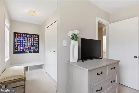Entry Way - 5208 Ruffner Woods Ct, Burke, VA 22015 photo 3 of 5