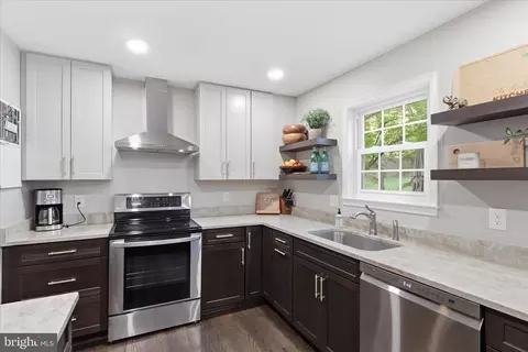 Kitchen - 5208 Ruffner Woods Ct, Burke, VA 22015 photo 2 of 4