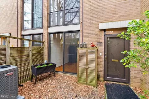 11465 Washington Plz W, Reston, VA 20190